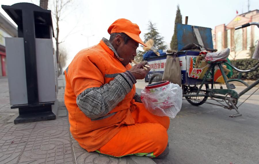 輸送帶廠家：暖心！老人高溫下賣菜城管買下送環(huán)衛(wèi)工